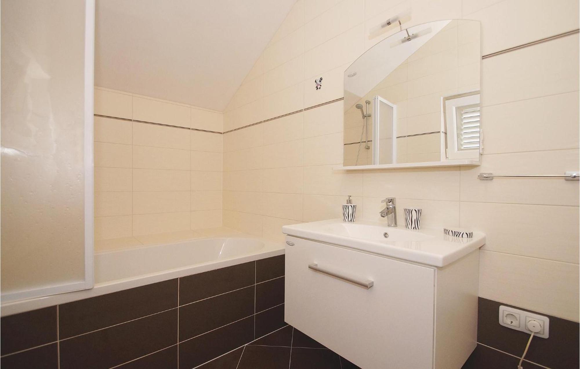 Awesome Apartment In Racisce With Wifi ภายนอก รูปภาพ